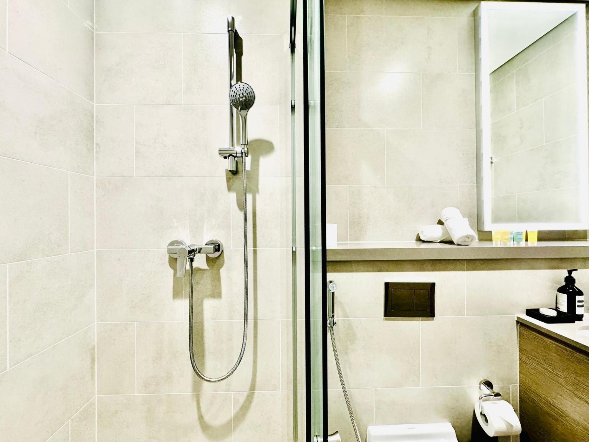 Elegant 2br Escape In Sobha Waves Near Downtown Apartment Dubai